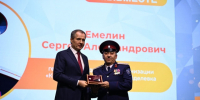Атаман Вейделевского хуторского казачьего общества Дмитрий Емелин отмечен высокой наградой за свой вклад в добровольческую деятельность. - Вейделевский район